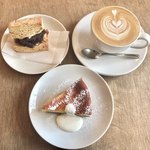 SLOPE - 焼き芋チーズケーキ 420円(税込)
      きな粉スコーンサンド 380円(税込)
      カフェラテL 420円(税込)