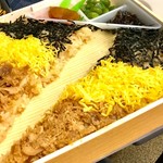 駅弁当 - 結果的に出来た“かしわめし”の断面。このような形に食べていくのが理想。つまり、鶏そぼろ＋錦糸卵＋海苔を一緒に口に入れることで、そのマリアージュを楽しむことが出来るのだ。是非とも試して欲しい。