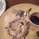 カフェー ブリキイヌ - 中にチェリーのコンポートが隠れています