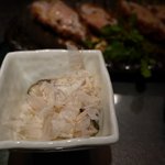 とんかつ マンジェ - 自家製漬物　しび節（まぐろ節）かけ