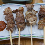 百味 - 串塩焼（左：カシラ、右：ナンコツ）