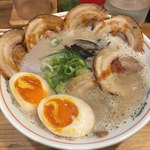 油山とんこつ研究所 くまちゃんラーメン - くまちゃんラーメンにトッピングチャーシューと煮玉子