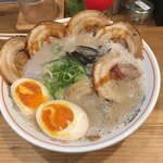 油山とんこつ研究所 くまちゃんラーメン - くまちゃんラーメンにトッピングチャーシューと煮玉子