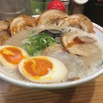 油山とんこつ研究所 くまちゃんラーメン - くまちゃんラーメンにトッピングチャーシューと煮玉子