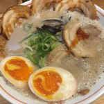油山とんこつ研究所 くまちゃんラーメン - くまちゃんラーメンにトッピングチャーシューと煮玉子