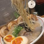 油山とんこつ研究所 くまちゃんラーメン - くまちゃんラーメンにトッピングチャーシューと煮玉子