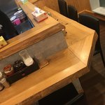 油山とんこつ研究所 くまちゃんラーメン - L字カウンター席