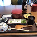 澤千 - 一杯目はそのまま、二杯目は薬味をのせて
            三杯目は出し汁で茶漬けに、四杯目はご自由に。