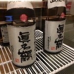 Koshitsu Izakaya Bonta - 広いスペースを酒用冷蔵庫が占める
