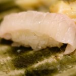 赤坂 すし 秀 - おまかせ15貫握り 1944円 のヒラメのエンガワ