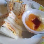 ホーム喫茶 瀬戸 - サンドイッチモーニングのサンドイッチとヨーグルト(2018.02.17)