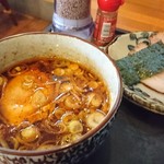 かまや食堂 - つけ汁は酸味があり独特の味わい。好みでレッドペッパーと胡麻を。ん～これもクセになるかも（笑）