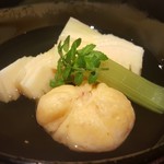 馳走 啐啄一十  - ①朝堀り筍(鹿児島県阿久根産)と車海老(山口県産)の真薯、羅臼昆布(北海道知床産・黒走一等)の出汁
      
      羅臼昆布はくっきりとした旨み、筍の柔らかな春の味わいと車海老の真薯のじんわりする甘さを引き立てます