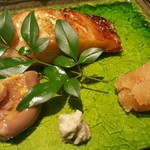 馳走 啐啄一十  - ④ クロムツ(失念。多分、静岡県駿河湾産？・7日熟成)の山椒炭焼き、煮原木椎茸(岡山県美作産)
      
      クロムツは箸を入れると蒸気が立ち昇り、皮はパリパリ、脂のりも良く美味しい～♪