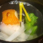 馳走 啐啄一十  - ⑤ 炭火焼き金目鯛(静岡県駿河湾産・10日熟成・脱水仕込み)、大根、柚子、利尻根布(北海道礼文島船泊産・奥井海生堂の蔵囲4年もの)の出汁
      
      炭火焼き金目鯛は皮目から芳ばしさが薫ります。