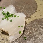 馳走 啐啄一十  - ⑥ 鮃(熊本県天草産・5日熟成)
      写真で分かるくらい、冬なので脂がのっていますね、上品な甘さであとを引かず、すっきりしていますね。