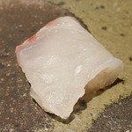 馳走 啐啄一十  - ⑧ 真鯛(山口県周防大島・30%放血の脱水仕込み・3日寝かせ)
      
      冬の真鯛、脂がのっています
      瀬戸内では真鯛を完全放血する魚屋さんがなく、30%放血の真鯛を仕込みで全国一級レベルの食材に合わせてます