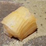 馳走 啐啄一十  - ⑨ 雷烏賊(広島では紋甲烏賊という、瀬戸内海産・10日熟成)
      
      いわゆる甲烏賊(墨烏賊)ですが、放血神経〆してから10日熟成してあるので、とても柔らかく甘みも凄いです。