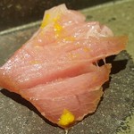 馳走 啐啄一十  - ⑪ メジマグロ(長崎県五島列島産・14日熟成)
      
      本鮪の子供なので身がピンク色でとても綺麗
      筋繊維も柔らかい上に包丁が入っていて口溶けも滑らか
      この裏側に皮下の脂の部分が付いていて、上品な若い脂を堪能