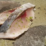 馳走 啐啄一十  - ⑫ 鯵(熊本県天草産・3日寝かせ)
      
      この時期は瀬戸内海の水温が低く、良い鯵はなかなか居ませんので、九州南部産が多くなります。
      写真の通り、色鮮やかなお刺身で脂のりもバッチリ