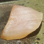 馳走 啐啄一十  - ⑬ 平政(長崎県五島列島産・28日熟成・燻し仕立て)
      
      飴色の刺身、燻しがしっかり効いて芳ばしく、長期熟成の甘みの拡がりも凄いです。