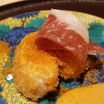 馳走 啐啄一十  - ⑭ 虎河豚(愛媛県伊予灘産)の白子の炭火炙り、唐墨粉掛け、生ハム
      
      虎河豚の白子は濃厚でクリーミー、唐墨の旨みと甘みと微かな塩気、生ハムの濃い味わいと塩味、フランス料理の様な細やかな足し算が楽しめます