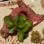 馳走 啐啄一十  - ⑮ 日立牛(茨城県産)イチボのローストビーフ
      
      お弟子さんの西さん(馳走2924のオーナー)が担当して仕込んだローストビーフは丁寧な焼き上がりで安定した美味しさです。