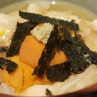 馳走 啐啄一十  - ⑯ 蝦夷馬糞雲丹(北海道根室産)の湯葉餡掛け、真昆布(北海道函館白口浜産)
                
                湯葉の優しい甘み
                蝦夷馬糞雲丹も粒立ちが良く濃い甘さ
                コントラストがお見事
                真昆布のお出汁、繊細な旨みで湯葉と良く合います