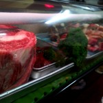 初ちゃん - 目の前のショーケースにはステーキの肉塊