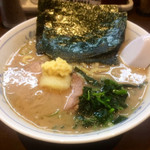 横浜家系ラーメン 中島家 - 今日は休みだからニンニクも入れちゃう♪ 生姜はもちろん。