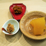 日本橋蛎殻町 すぎた - 【ツマミ】縞海老の頭を軽く炙ったもの、数の子、雲丹の佃煮