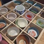 吉次蟹蔵 - カワイイお猪口がいっぱい！どれにしようかな。