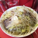 ラーメン二郎 三田本店 - ニンニクマシ。メンとヤサイは普通の量です