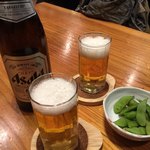 うどん和助 - ビールで、お通しは枝豆です