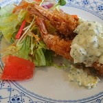レストラン ペリカン - サラダとエビフライ