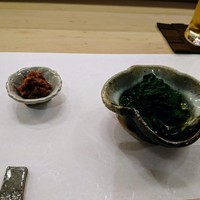 鮨 香坂 - ほうれん草のお浸しと箸休めの梅ワサビ