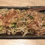 赤坂 ぽん輔 - ホルモン塩焼きそば ¥880