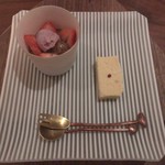 世沙弥 - デザート：イチゴとほうじ茶のソース・チーズケーキ