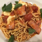 ストリート パスタ カンパニー - トマトとモッツァレラチーズとバジルとベーコンのパスタ。
      美味し。