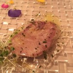 カーサ カルマ - 薄ーい透明なシートに見えるのがトマトのシート。トマトの汁を裏ごししジェル状のシートにしたもの。そっとスプーンですくってみると透明なのにトマトの味がする。