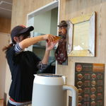 キングダムカレー - 11：30開店と同時に来訪 烏龍茶の栓を抜く 美人店長の那須野雅絵さん まだお客は私だけでだったので、 気さくにキングダムカレーのこだわり！ 松本カリーラリーの話をしてくれました！