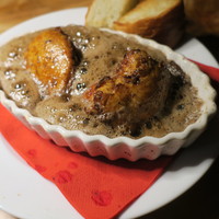 カルネジーオ イースト - 富士鶏の胸肉の焦がしバター焼き、ベーカリーハカタの炭焼きソフトフランスと1