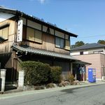 かわじろ - お店に向かって右の家の向こう側の空地にクルマを停めれます。