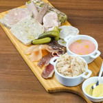 ランビアンス ドゥース - シャルキュトリーの盛り合わせ。その時のお勧めを8～10品ほどで盛り合わせます。全て自家製。