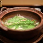 帰燕 - 昼懐石 6890円 の蛤の土瓶蒸し 橙添え 水菜、原木しいたけ、餅を使った麩
