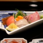 帰燕 - 昼懐石 6890円 の寒ビラメ、寒ブリ 鯛の煮凝り、橙添え