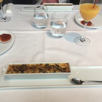 アルカナ 東京 - 芽キャベツとマッシュルームのキッシュ パンチェッタ　パルメザンチーズ　からすみパウダー