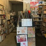 カモシカ書店 - 1階。右手の階段を上がります。