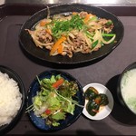 炭火焼肉 莉心 - コレで¥880はおっけ〜ですね