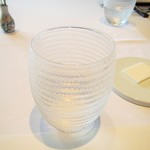Lensoleiller - 水のグラス。光の反射具合で蝋燭の様に見えます。
